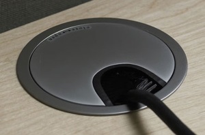 Otwór na kabel w blacie