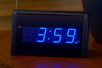 Radio z zegarkiem na szafce