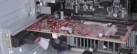 Włożenie karty do slotu PCI-E x16