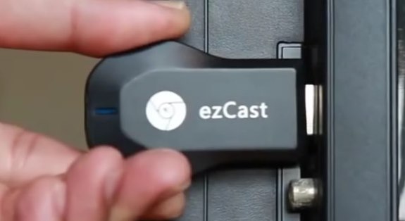 Dongle podłączone do telewizora przez HDMI